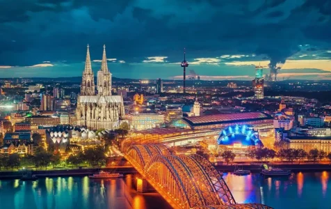 Skyline de una ciudad alemana iluminada por la noche.