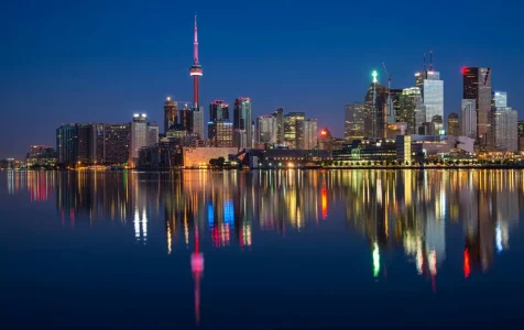 Skyline de Toronto, Canadá, con la CN Tower como punto focal.