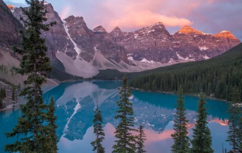 agos cristalinos y montañas nevadas en Canadá.