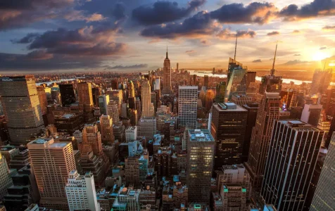 Skyline de Nueva York con el Empire State y otros rascacielos.