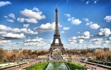 La Torre Eiffel iluminada al atardecer, un ícono de París.