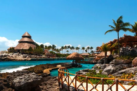 Playa de arena blanca y mar turquesa en la Riviera Maya, México.