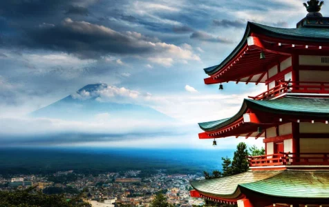 Pagoda Chureito con el Monte Fuji al fondo, un paisaje icónico de Japón.