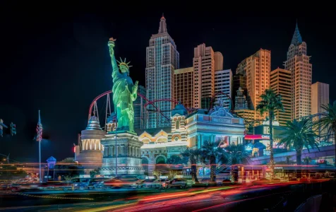 El Strip de Las Vegas con sus hoteles y casinos iluminados.