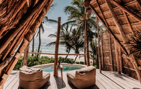 Cabaña de lujo frente al mar turquesa en Tulum, Riviera Maya, México.